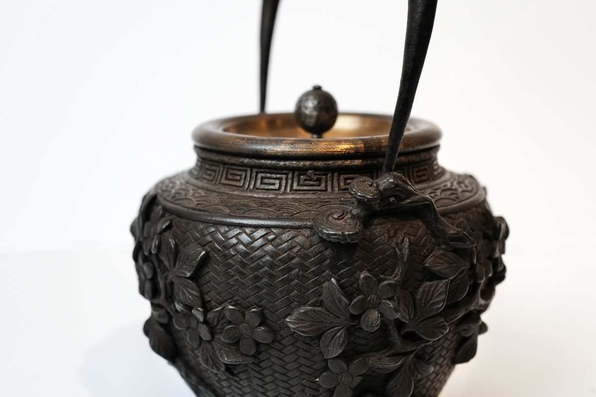 Kinryudo Iron Kettle Pot with Floral Relievo【金龙堂·高浮雕花 