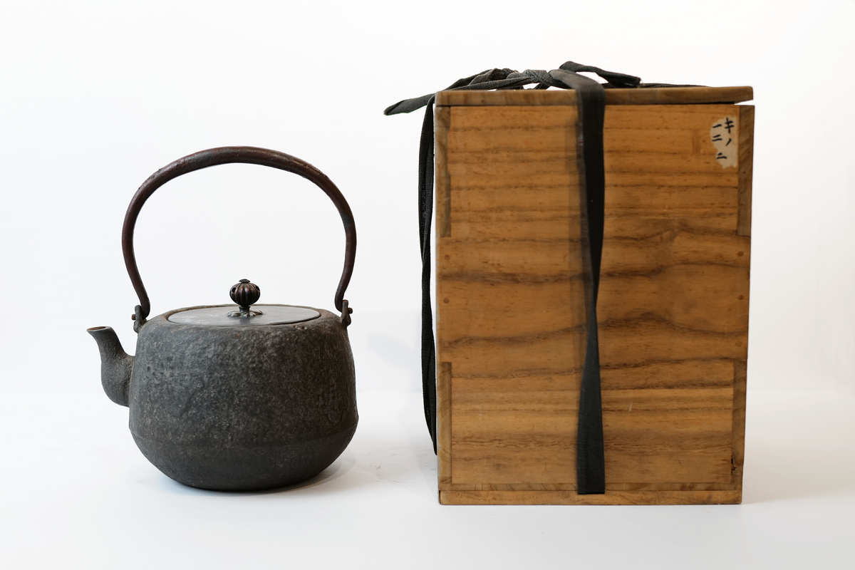 Matte Finish Iron Tea Kettle 【寒稚十一代素面铁壶】 – Sunzen Art