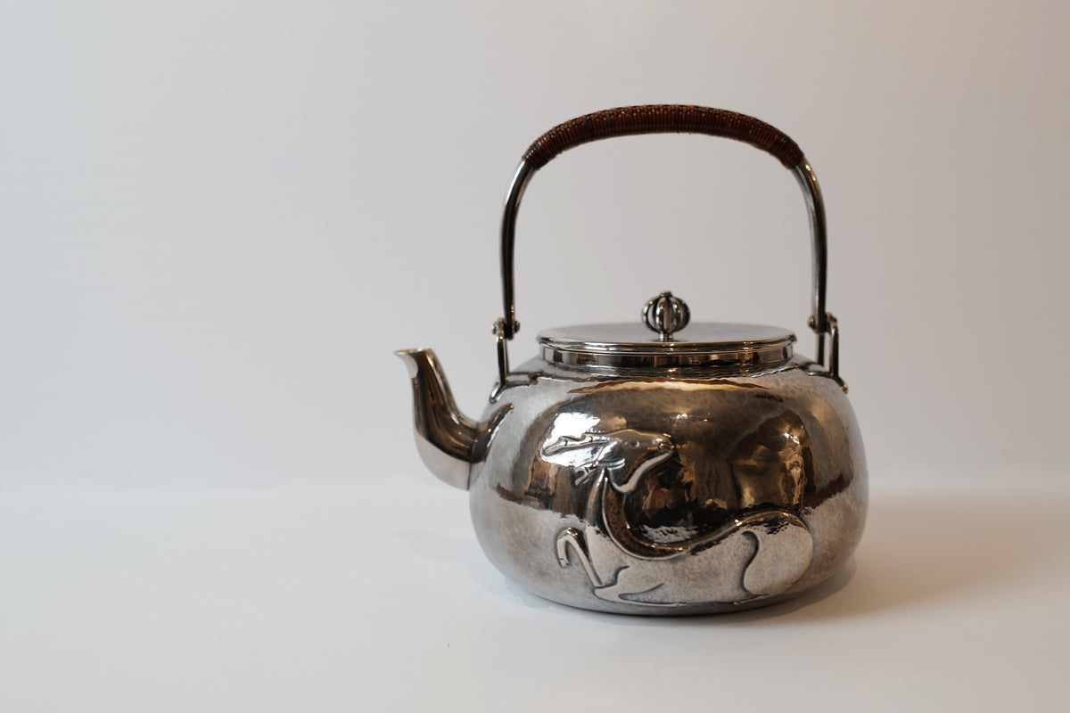 銀菜壺 Enchanted Deer Silver Tea Kettle 【鹿回头银壶】 – Sunzen Art Gallery