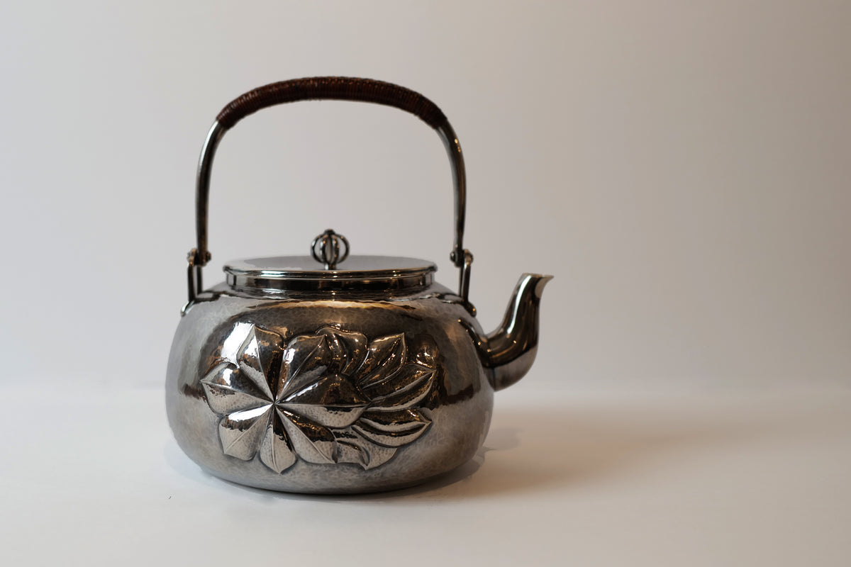 Enchanted Deer Silver Tea Kettle 【鹿回头银壶】 – Sunzen Art Gallery