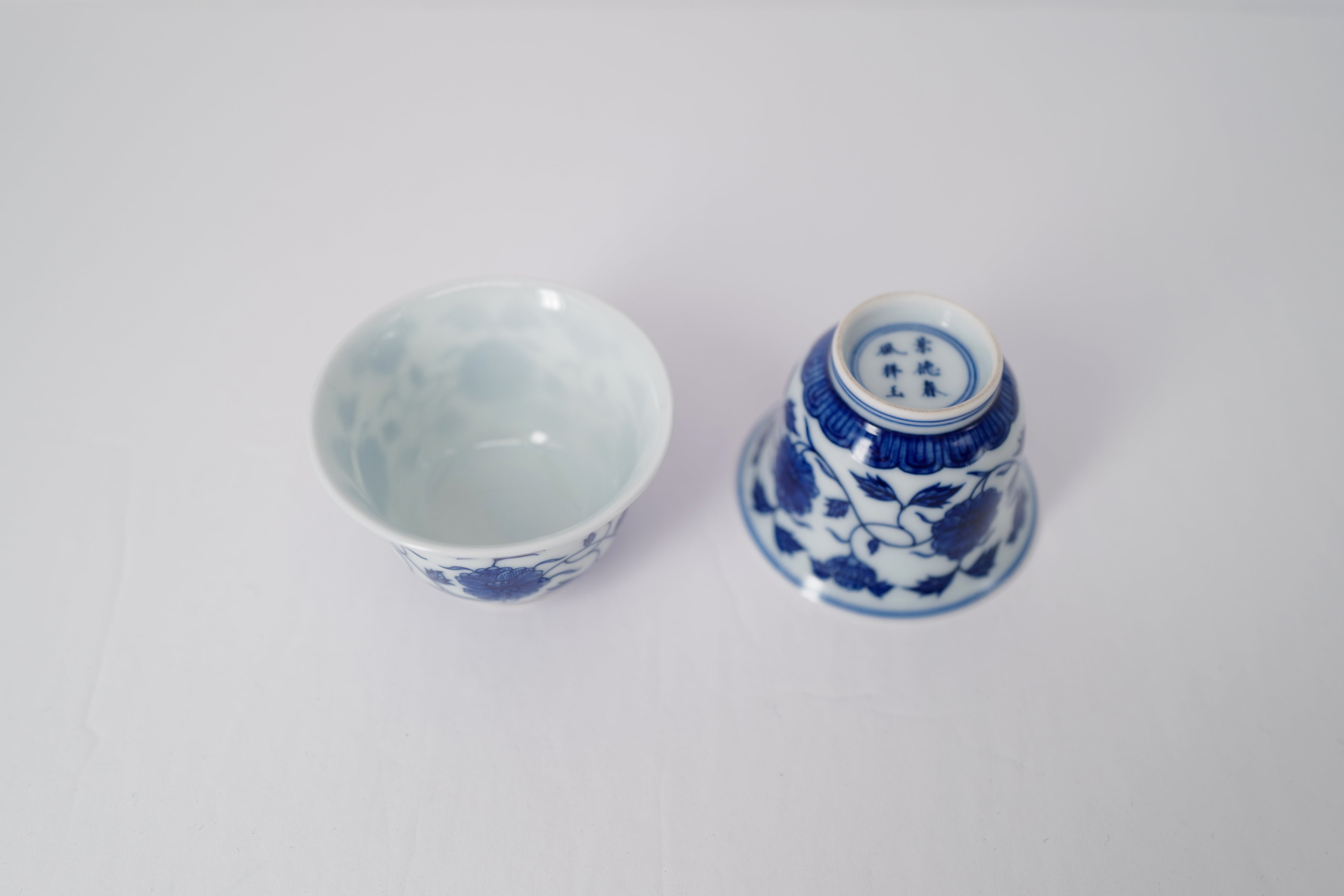 Chunfengxiangyu blue and white small bell cup with interlaced floral design    春风祥玉青花花卉小铃铛杯