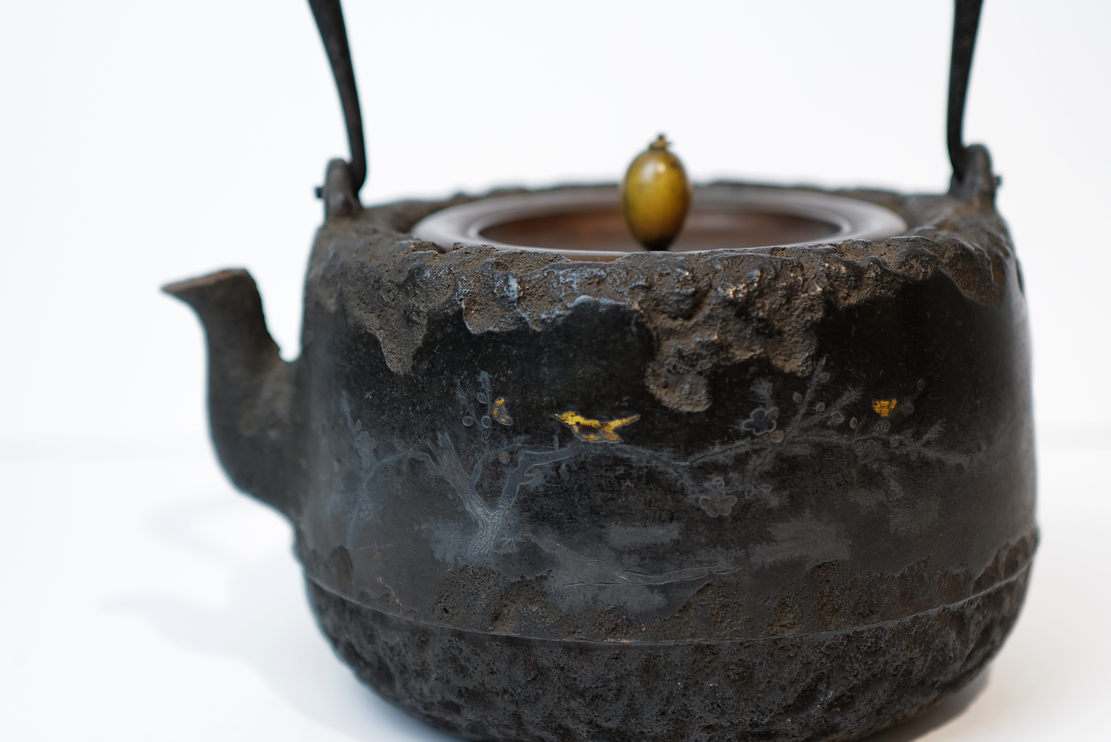 Ryubundo Gold and Silver Inlaid Iron Tea Kettle with Pattern of Ryubundo Gold and Silver Inlaid Iron Tea Kettle with Pattern of
