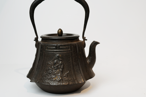 Ryubundo Gold Mounted Kettle Pot with Pattern of Figures and Kanji Character【龙文堂·风月乡思】