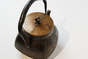 Ryubundo Iron Kettle Pot in the Shape of Chinese Bronze Ware【龙文堂·四方铜皿纹】