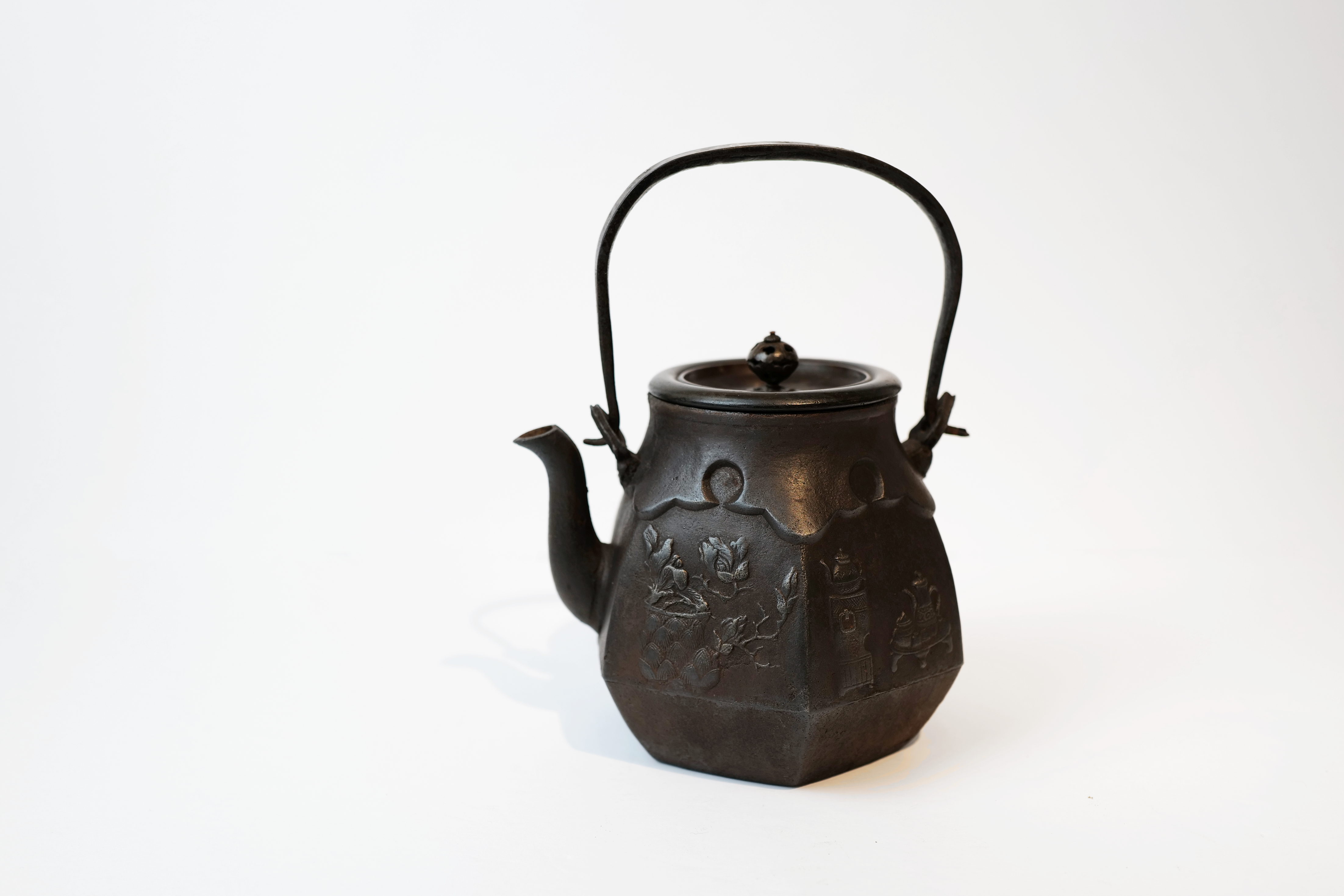 Ryubundo Iron and Silver Mounted Kettle Pot with Patterns of Serving Tea 【龙文堂·煎茶花铸文】