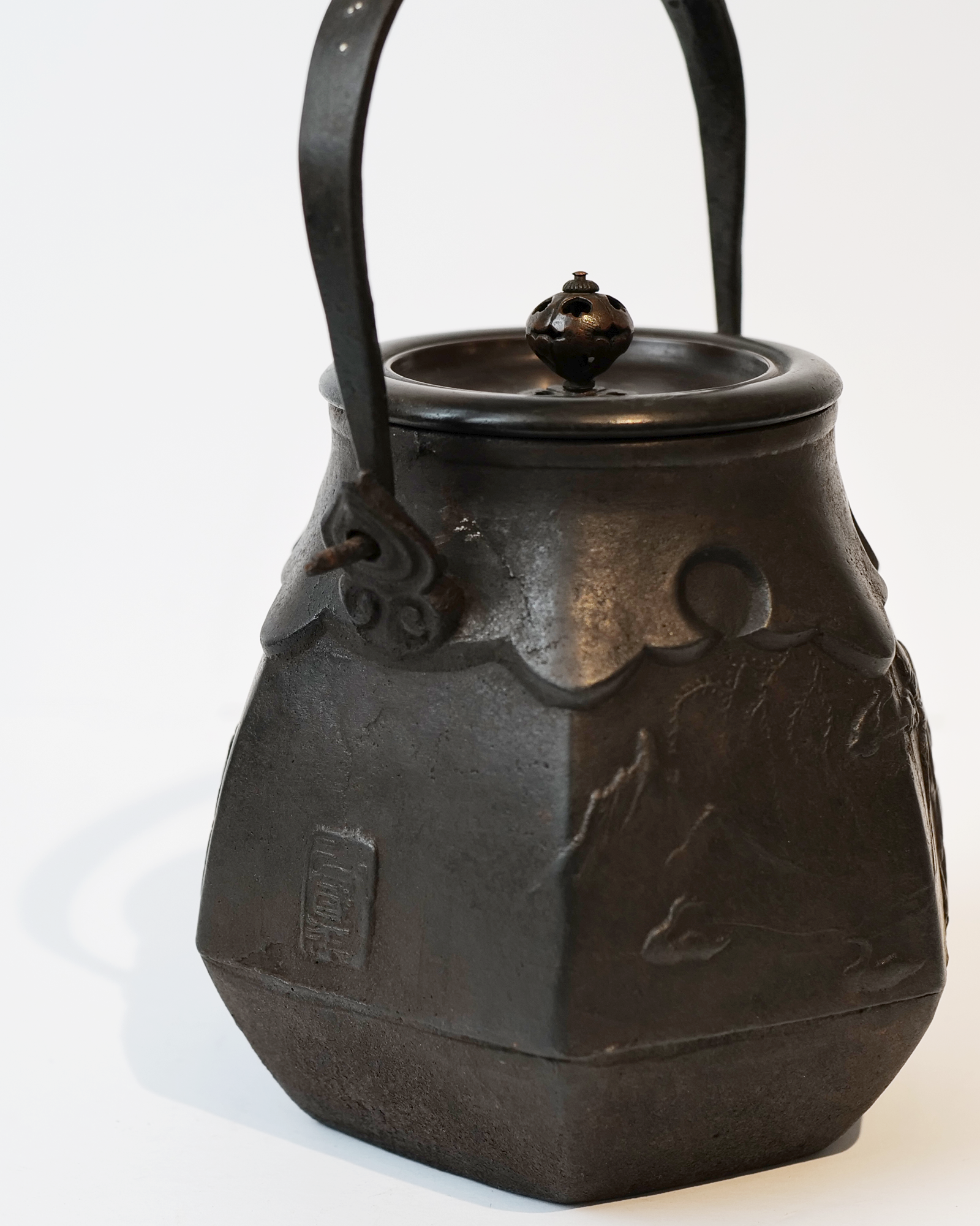 Ryubundo Iron and Silver Mounted Kettle Pot with Patterns of Serving Tea 【龙文堂·煎茶花铸文】