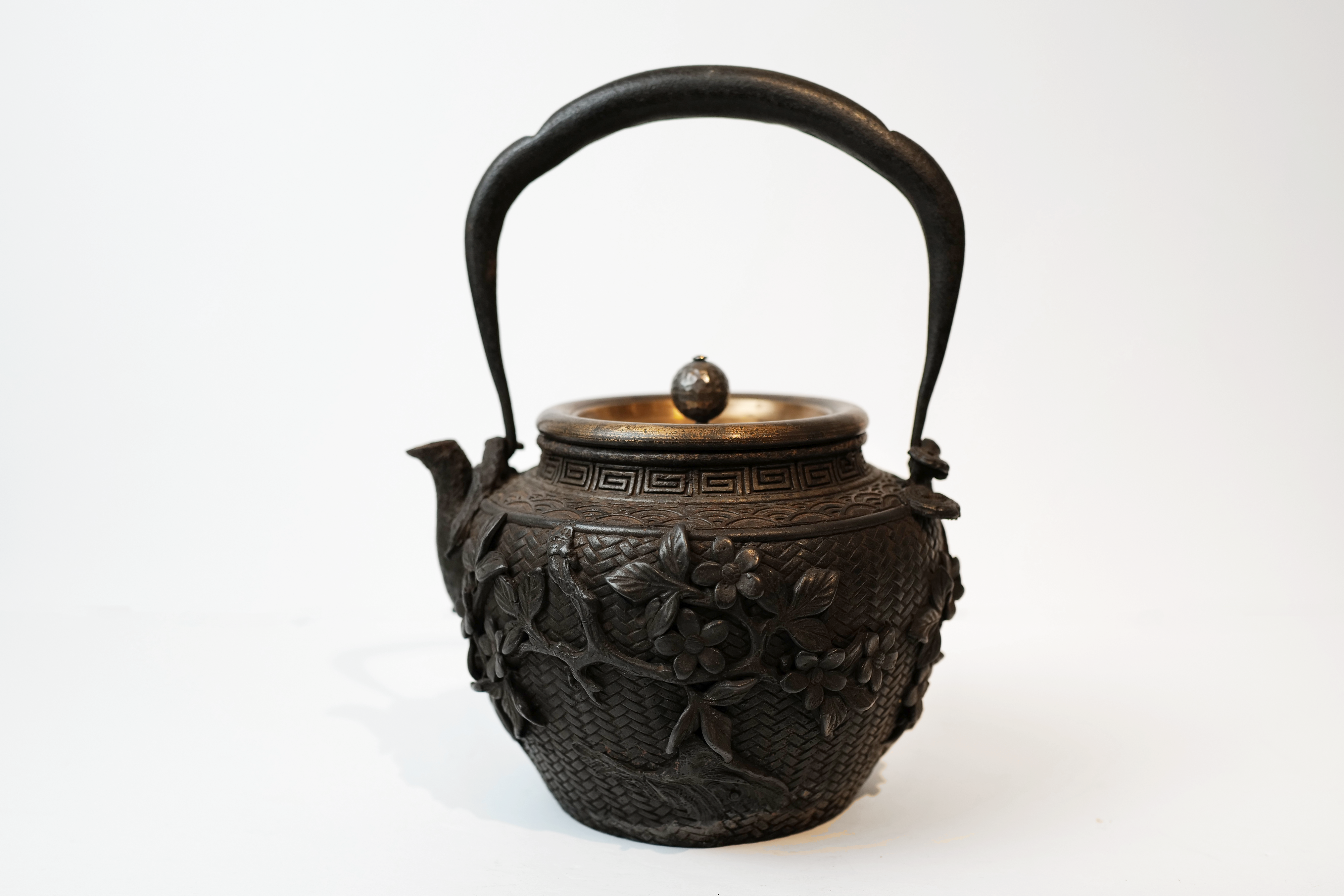 Kinryudo Iron Kettle Pot with Floral Relievo【金龙堂·高浮雕花 