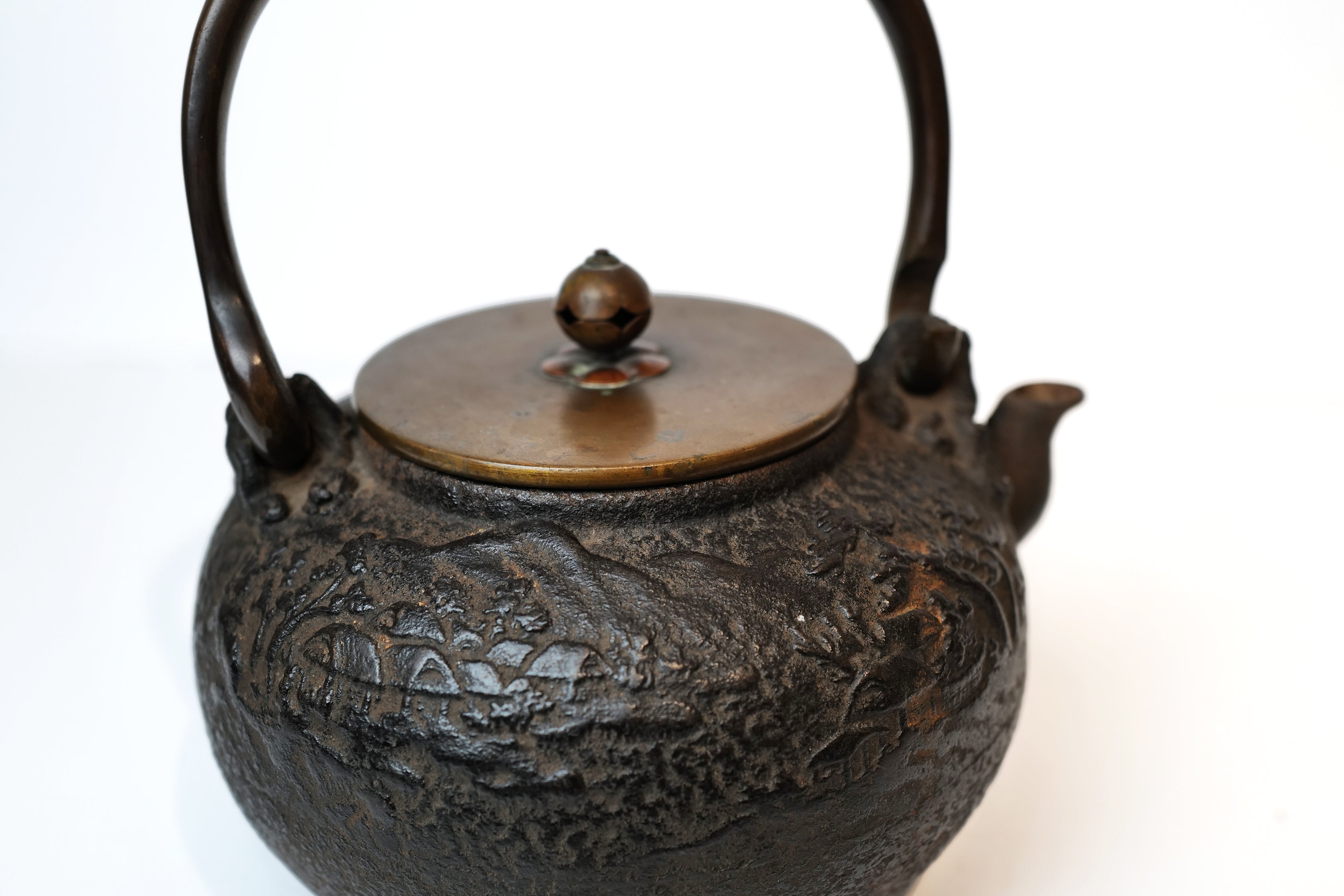 Kibundo Iron Kettle Pot with Landscape Painting Pattern【龟文堂 · 山水纹】