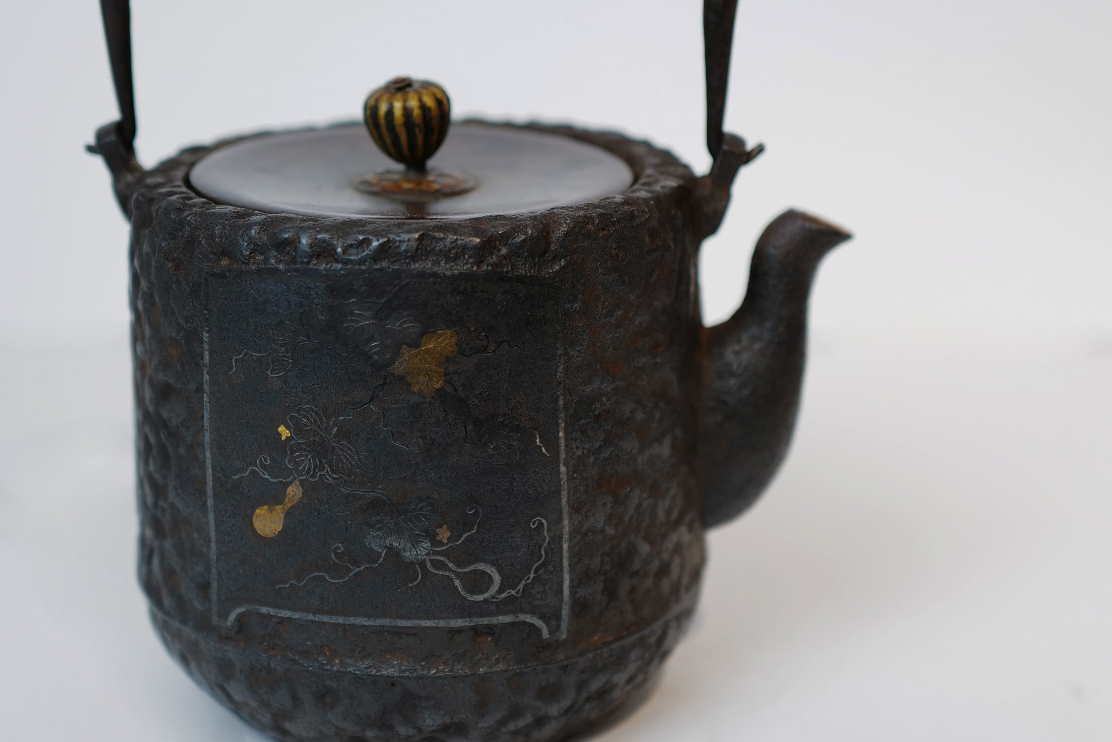 Iron Kettle Pot with Gold and Silver Inlaid Patterns 【精金堂 · 嵌金银葫芦纹】
