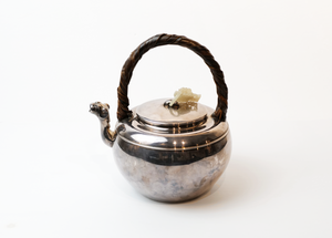 Iron Tea Kettle by Zoroku with Animal-shaped Spout【藏六 · 玉摘兽口】