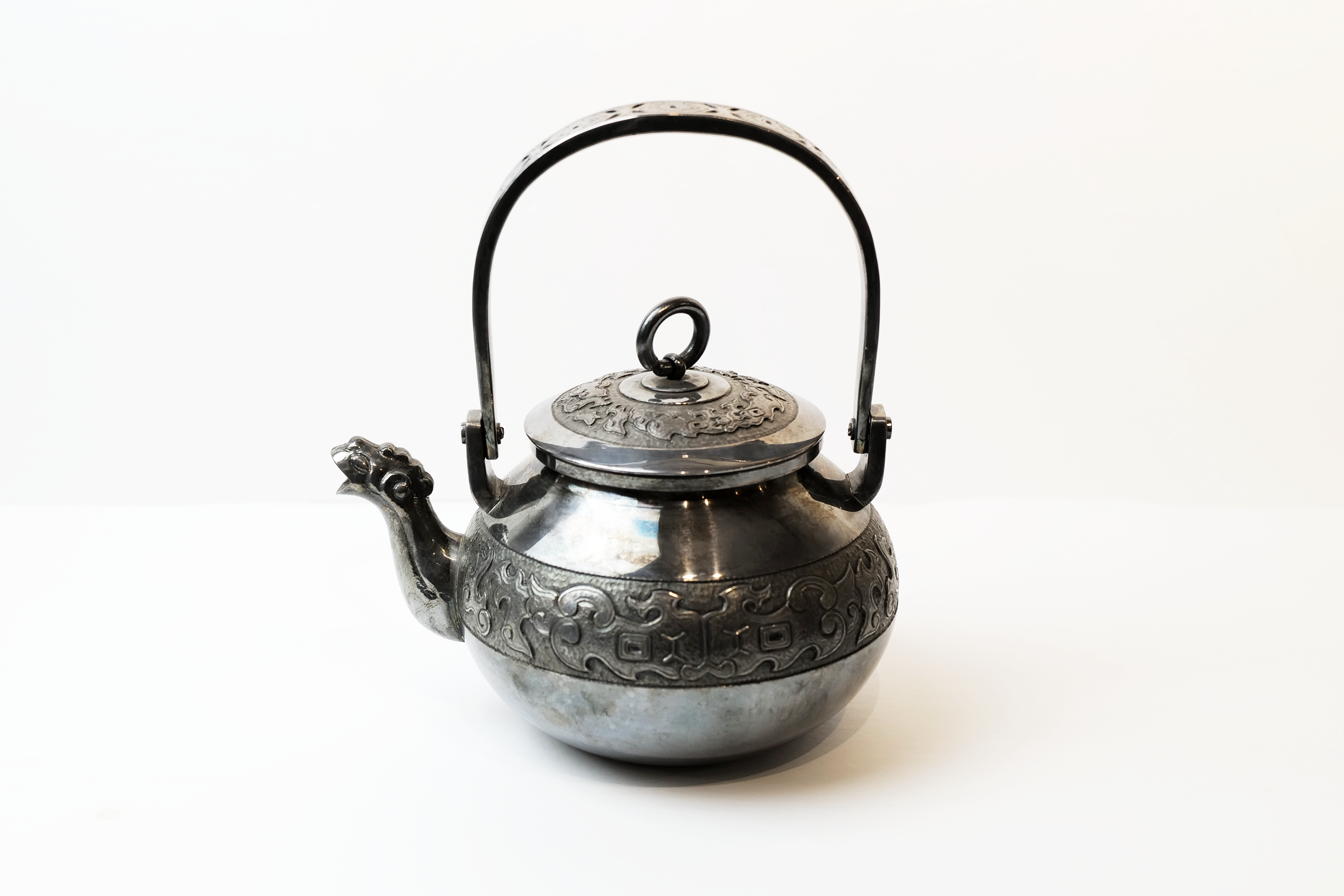 Silver Tea Kettle with Animal-Shaped Spout and Ground Pattern【纯 Silver Tea Kettle with Animal-Shaped Spout and Ground Pattern【纯