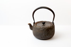 Iron Tea Kettle with Patterns of Bamboo Leaves【竹叶纹铁壶】