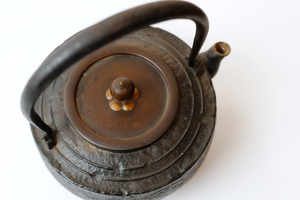 Iron Tea Kettle with Patterns of Treasures 【宝物纹铁壶】