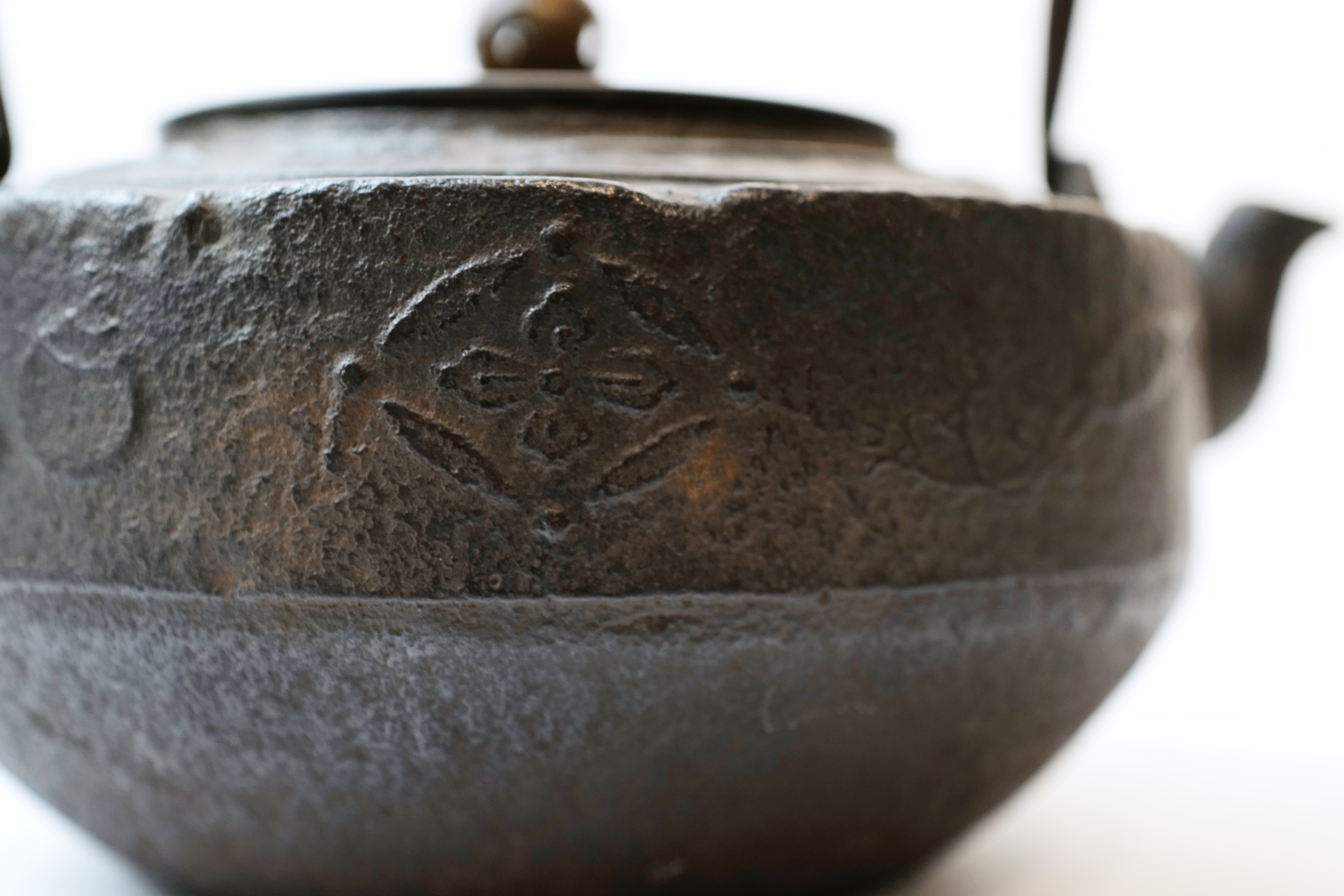 Iron Tea Kettle with Patterns of Treasures 【宝物纹铁壶】