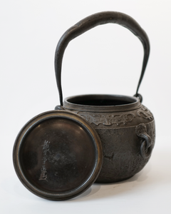 Ryubundo Iron Kettle with Chinese Gate Pattern【龙文堂·中国纹样】