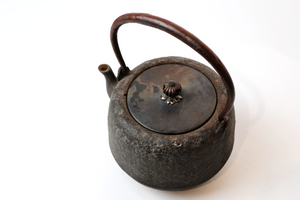 Matte Finish Iron Tea Kettle 【寒稚十一代素面铁壶】 – Sunzen Art Matte Finish Iron Tea Kettle 【寒稚十一代素面铁壶】 – Sunzen Art