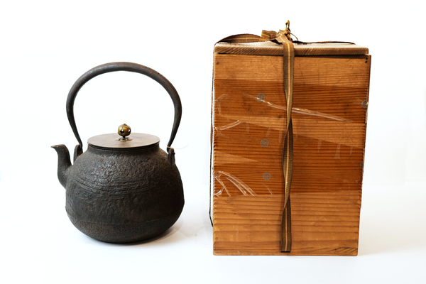 Takagi Jirobe Iron Kettle with Red Copper Lid 【高木治良兵卫斑紫铜刷毛目纹长闲形铁壶】