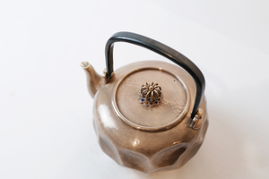 Hammered Silvered Tea Kettle with Hollow Ornament  (SUNZEN X KUANSHAN )【荣真旋丝钮大鎚目（三生缘定制款）】
