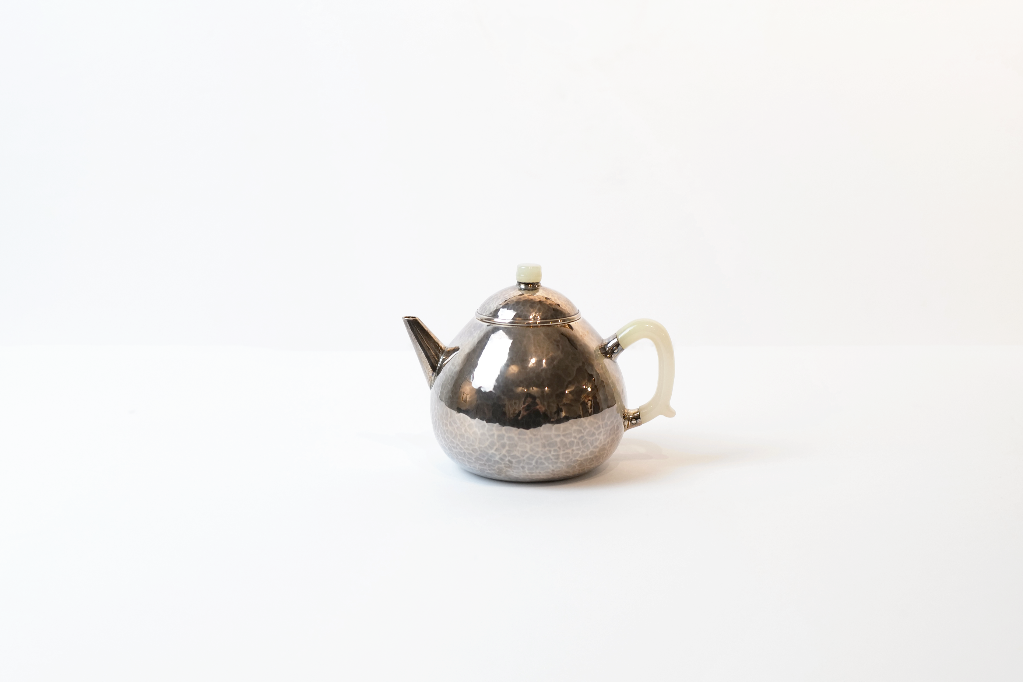 【宽山堂瓮型镶玉急须 】Tall Jade Embedded Silver Teapot